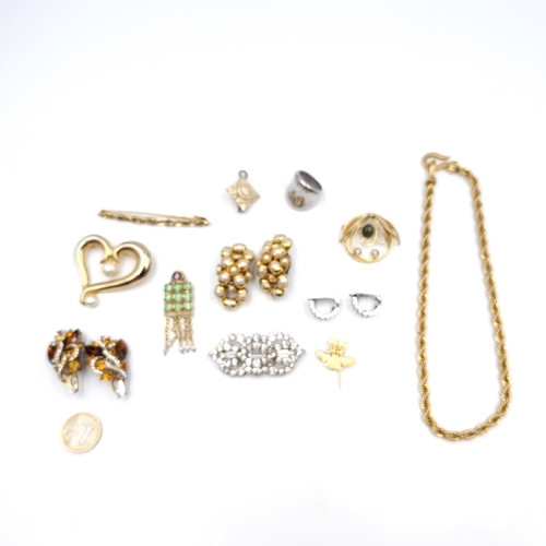 34 - A collection of good quality gold toned costume jewellery consisting of necklaces, earrings & brooch... 