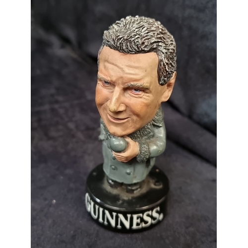 1095 - Guinness-themed collectibles including a serving tray, two figure busts of John Motson and Jimmy Hil... 