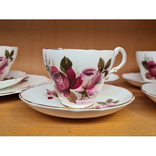 1290 - A Grosvenor Bone China tea set with floral motif, made in England by Jackson & Gosling Ltd. Includes... 