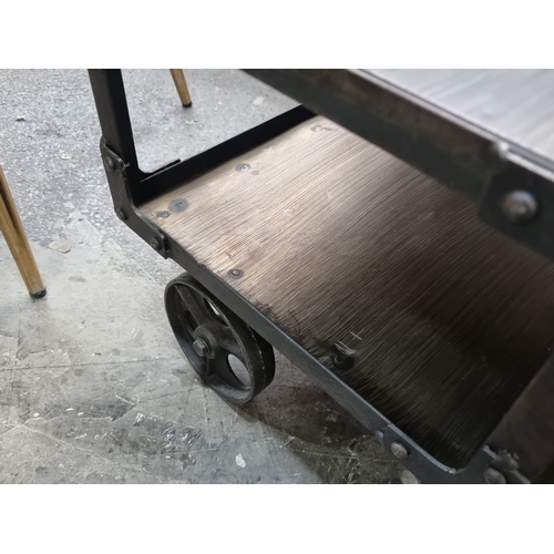 1190 - Star lot : An industrial-style coffee table in the form of an old railway cart. It has a metal frame... 