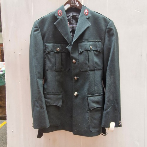 337 - A nice RUC Royal Ulster Constabulary jacket with lapel buttons. Height 5'10