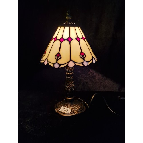 389 - A lovely neatly sized Tiffany style table lamp featuring a beige shade with hints of periwinkle and ... 