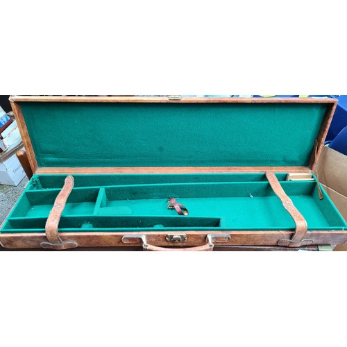 1014 - A gorgeous tan leather gun case fully lined with a beautiful emerald green baize.