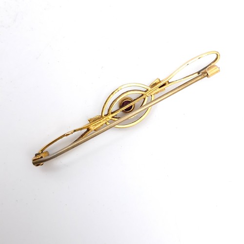 407 - A nine carat gold amethyst and pearl brooch (Marks to clasp). Length - 5 cms. Weight - 1.74 grams. P... 