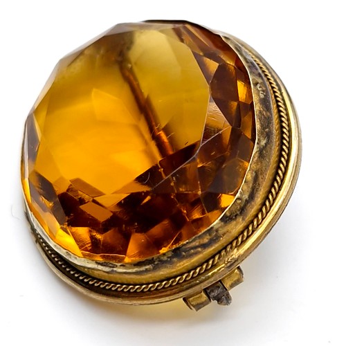 434 - A fine quality antique pinch beck mounted citrine stone brooch. Pin intact. Dimensions: 3.5 x 3 cms.... 