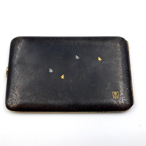 441 - A vintage enamelled Japanese cigarette case with silver and gold inlay set with Japanese mark. Dimen... 