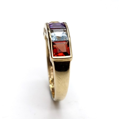 1119 - A vari hue gemset ring mounted in nine carat gold (375). Ring size - N. Weight - 2.12 grams. Boxed.