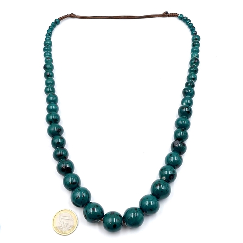 22 - A vintage graduated green agate stone necklace (stones cold to touch). Total length - 56cm. Weight -... 