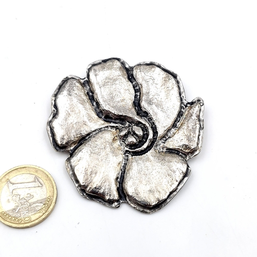 28 - A designer Cacharel vintage 80s silver toned brooch in the shape of a flower. Marked. Pin intact. Di... 