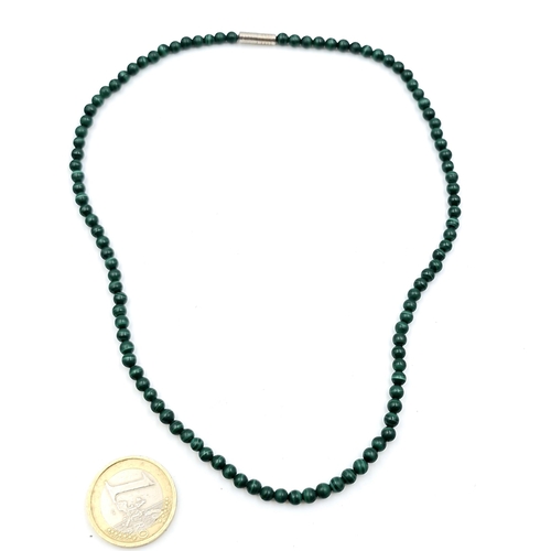 35 - A lovey vintage malachite bead necklace with screw fitting clasp. Total length - 38cm. Gem Stones co... 