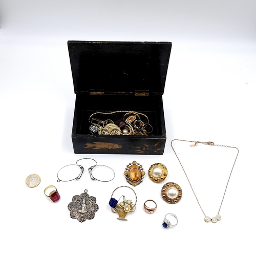 41 - A nice collection of assorted jewellery consisting of rings, brooches, and clasp earrings. Housed in... 