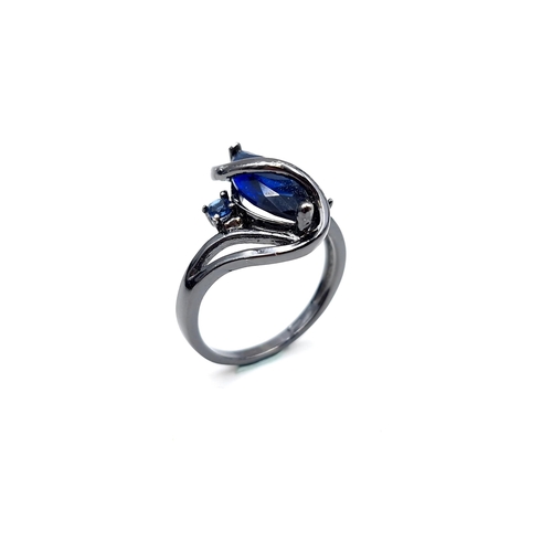 8 - A gem stone twist mounted ring, set in sterling silver. Ring size - U. Weight - 4.44g. Boxed