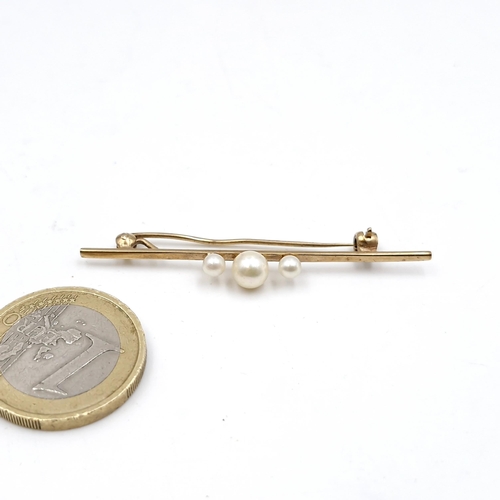 414 - A pretty nine carat gold (375) pearl brooch. Dimensions - 5cm. Weight - 1.92 grams. Pin intact.