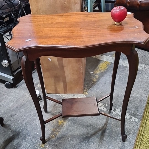 747 - Antique mahogany table featuring cabriole legs and scalloped edges. From the Edwardian era.