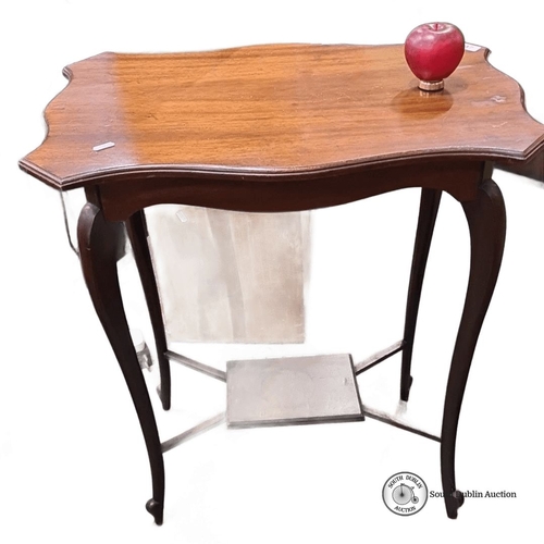 747 - Antique mahogany table featuring cabriole legs and scalloped edges. From the Edwardian era.