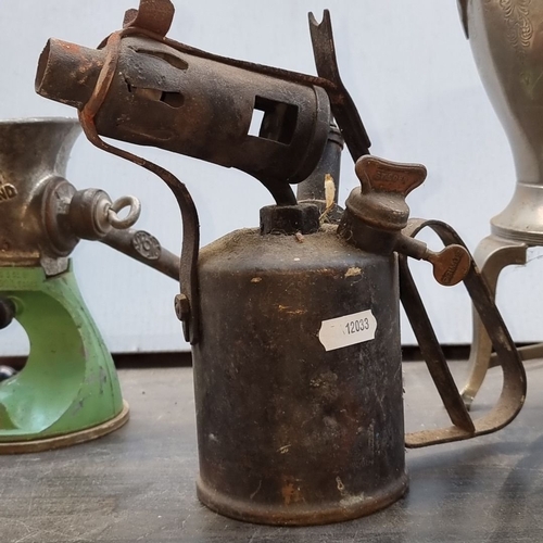 597 - Mixed vintage collection: includes Spong & Co. Ltd meat grinder with model 601 from England, antique... 