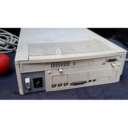 598 - Star Lot : Apple Macintosh Performa 630 desktop computer, model M3076, assembled in Ireland, from 19... 