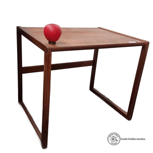 627 - Mid-Century Modern side table in teak wood, featuring clean lines and minimalist design.