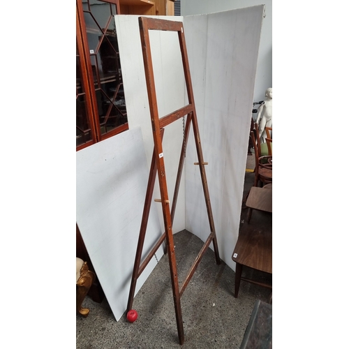 642 - A very nice vintage artist easel, adjustable, with adjustable pegs and chain support.