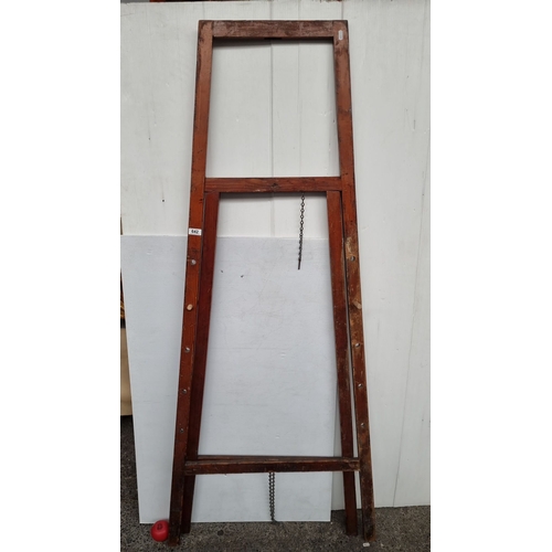 642 - A very nice vintage artist easel, adjustable, with adjustable pegs and chain support.