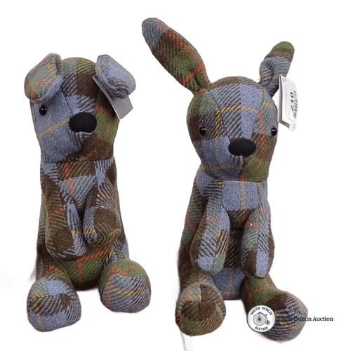 653 - Pair of wool tartan fabric very heavy doorstops in dog and rabbit shapes. Dimensions: 10cm x 20cm x ... 