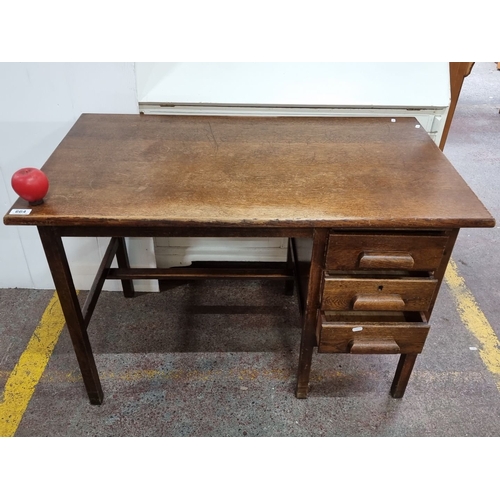 664 - Oak desk with three drawers and simple design, from the early 20th century.