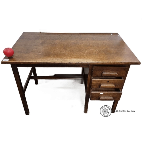 664 - Oak desk with three drawers and simple design, from the early 20th century.