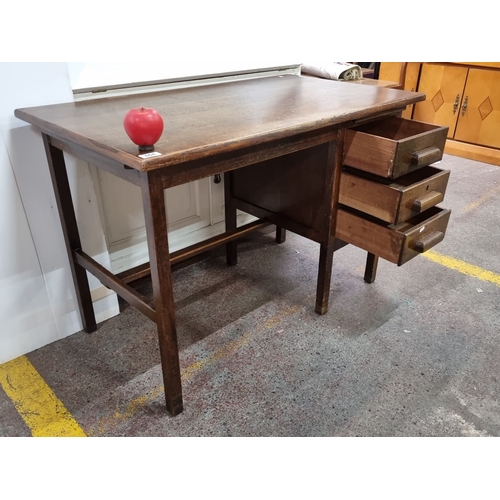 664 - Oak desk with three drawers and simple design, from the early 20th century.