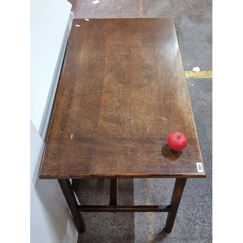 664 - Oak desk with three drawers and simple design, from the early 20th century.