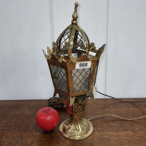 668 - Vintage brass Moroccan-style electric table lamp with decorative lattice design and textured glass p... 