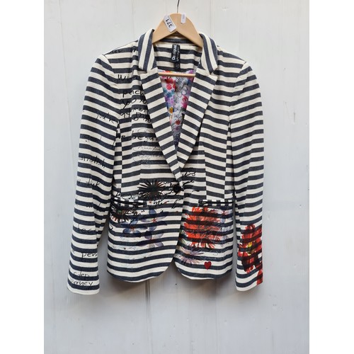 371 - A stylish ladies designer Desigual blazer jacket, EU size 40. Similar examples retailing for €110.00... 