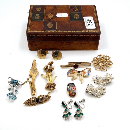 492 - A French leather bound jewellery box containing assorted items of jewellery.