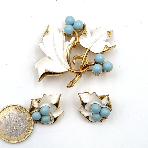 493 - A set of Sarah Gray jewellery items consisting of a leaf and blue polished stone brooch and matching... 