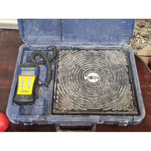 766 - Richie Yellow Jacket Refrigerant Scale, model 68810, has a maximum capacity of 220 lbs (100 kg). It ... 