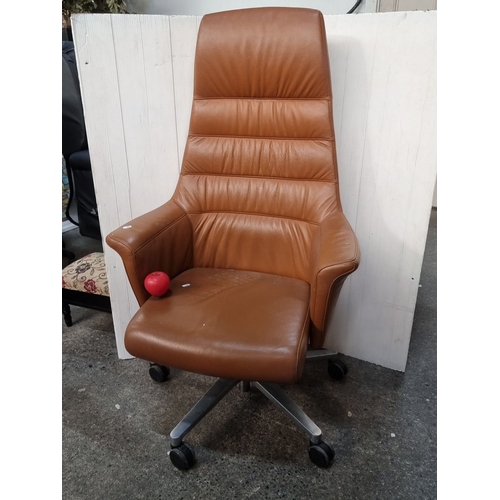 965 - Star lot : Sitland executive office chair, Italian-made, with tan leather upholstery and a swivel ba... 