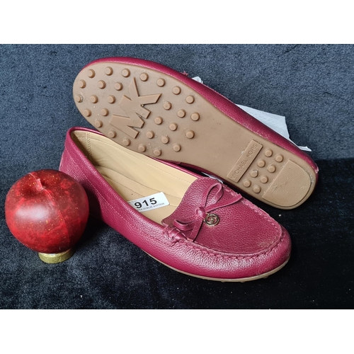 915 - A pair of brand new ladies designer Michael Kors loafer style pumps. Approx. Uk Size 4. Originally €... 