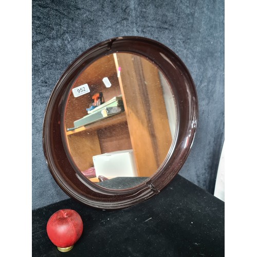 952 - A nice contemporary modern wall mounting mirror.