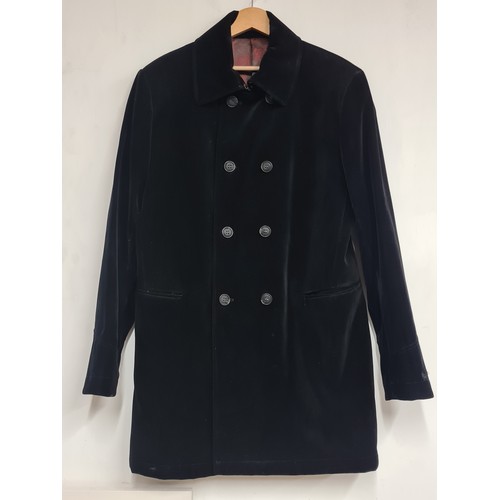 955 - A fabulous Gentlemen's Luxury British 'William Hunt Savile Row' Black velvet coat / jacket. With lab... 