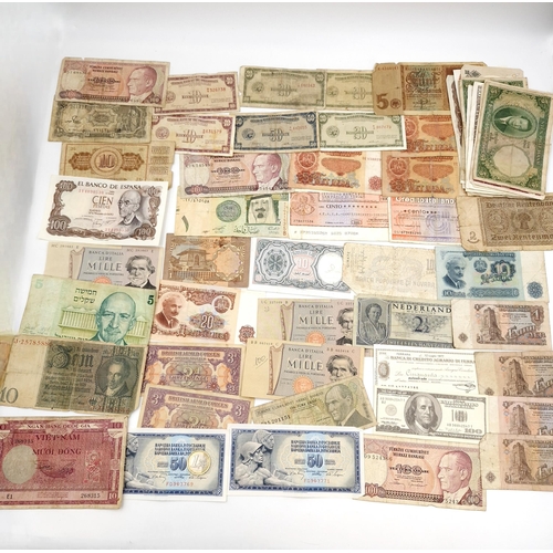 1032 - A good collection of Foriegn banknotes approx 40 including some vintage notes and other in super con... 