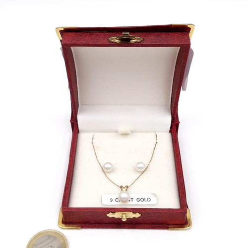 1066 - A 9ct gold freshwater pearl pendent with a matching pair of 9ct gold freshwater ear rings. Pretty se... 