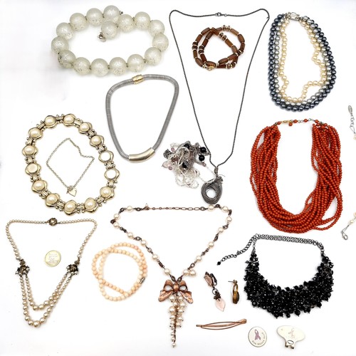 1044 - A collection of vintage necklaces.