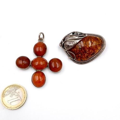 1039 - Two vintage jewellery items including an amber brooch set in sterling silver stamped 925, along with... 