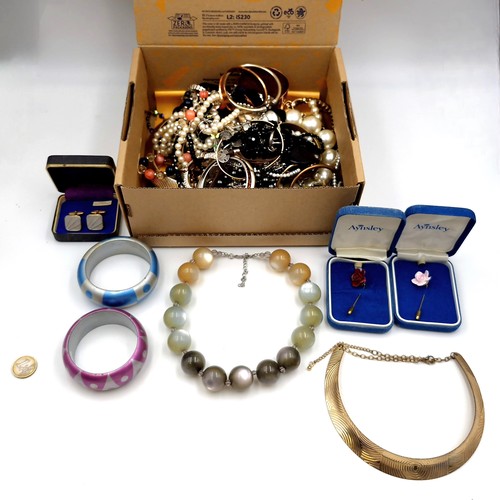 1051 - A box containing a selection of vintage jewellery, some Aynsley tie pins, necklaces, bangles and cuf... 