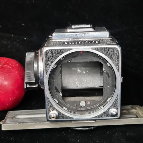 287 - Super Star Lot : A Hasselblad 501cm Medium format camera. Comes equipped with a film back, waist lev... 