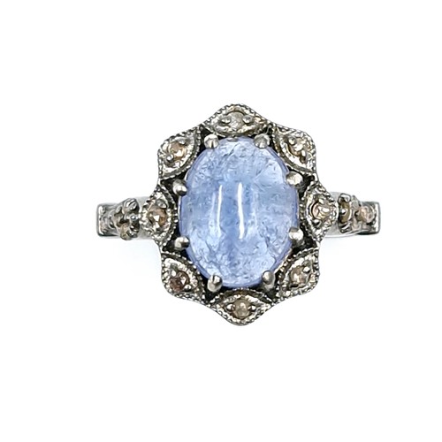 4 - A vintage lavender quartz ring with marcasite mount and shoulders set in sterling silver. Ring size ... 