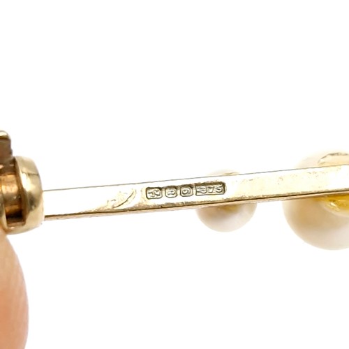 414 - A pretty nine carat gold (375) pearl brooch. Dimensions - 5cm. Weight - 1.92 grams. Pin intact.