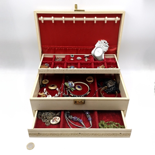 548 - A good example of a large jewellery box containing miscellaneous jewellery. Clasp of box in working ... 