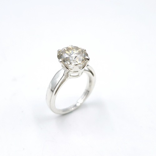 578 - An impressive 3.8ct white moissanite gemstone ring set in sterling silver stamped 925. Ring size N. ... 