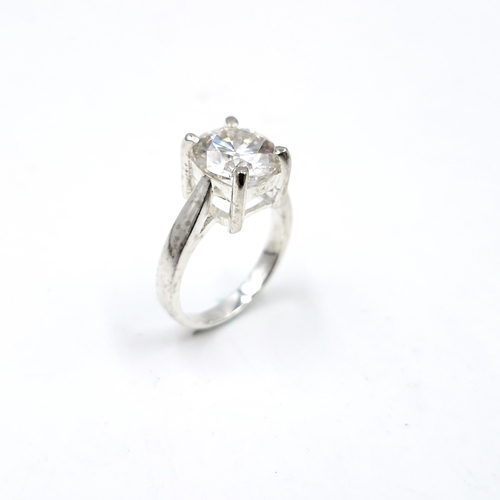 589 - A dazzling 2.5ct white moissanite stone ring set in sterling silver with inner band stamped 925. Rin... 