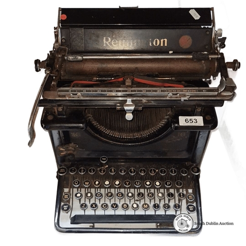 653 - Antique Remington typewriter, from the early 20th century, featuring a classic QWERTY keyboard and m... 